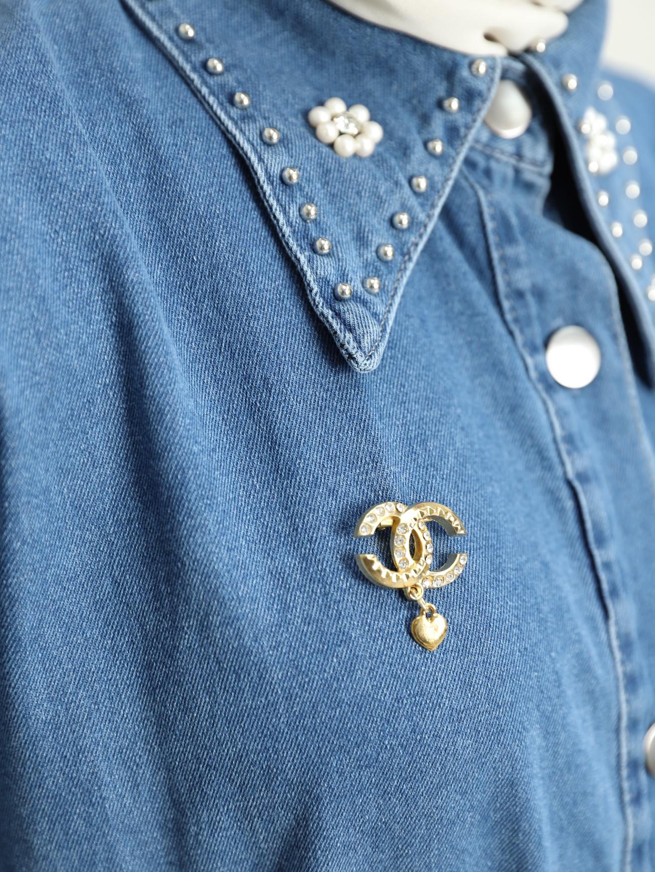 Eteği Püsküllü Broş Detaylı Boydan Düğmeli Kot Kap -Mavi